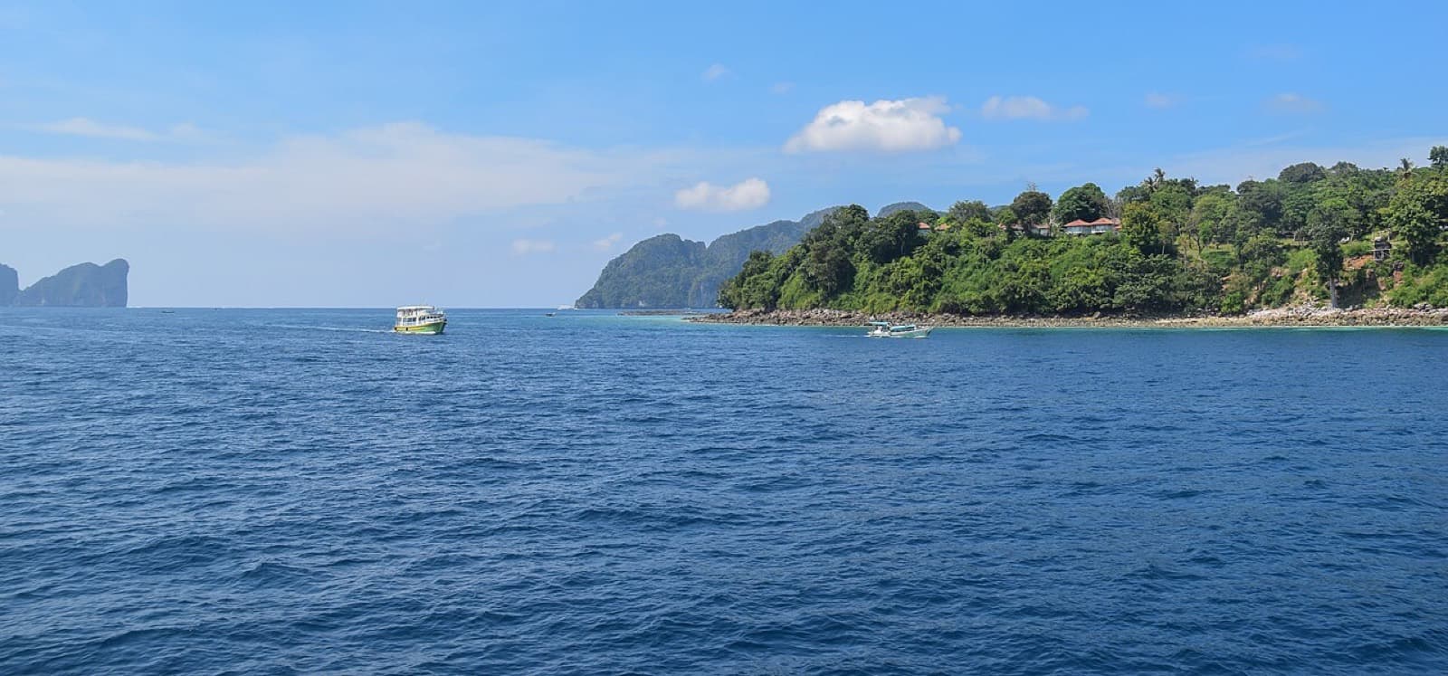 A speedboat on the way to the Phi Phi islands